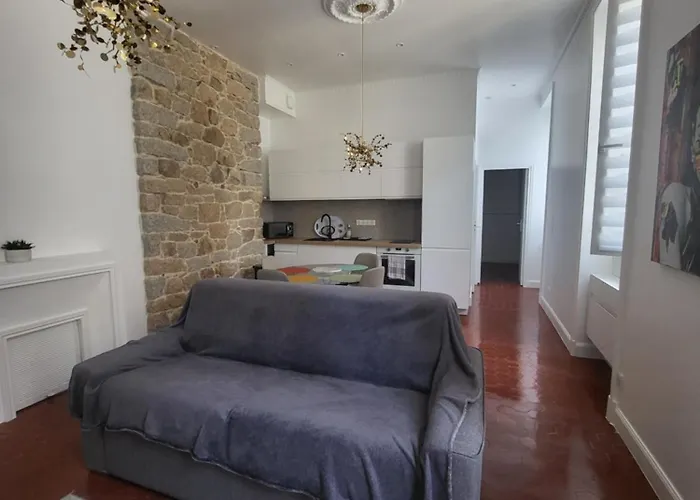 Grand T2 Cours Napoleon B Daire Ajaccio (Corsica)